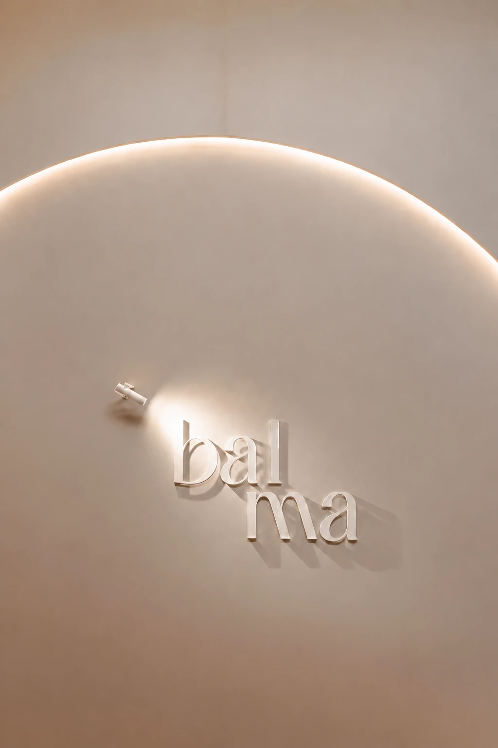 Logotipo Balma iluminado na parede da clínica